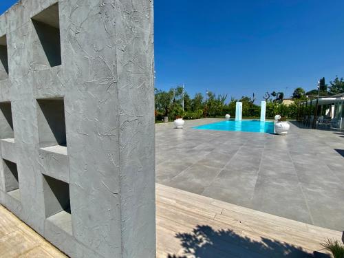 vista sulla piscina in una villa di Tonnoconte Relais & Restaurant ad Andria