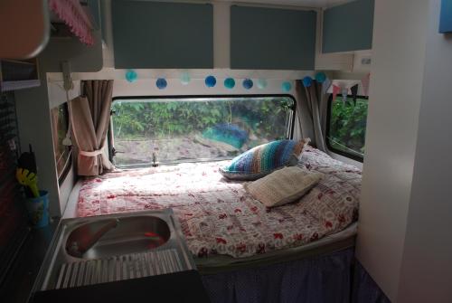 a small bed in the back of a rv at B&B Öland Caravan "Juf Jansen" in Ottoland