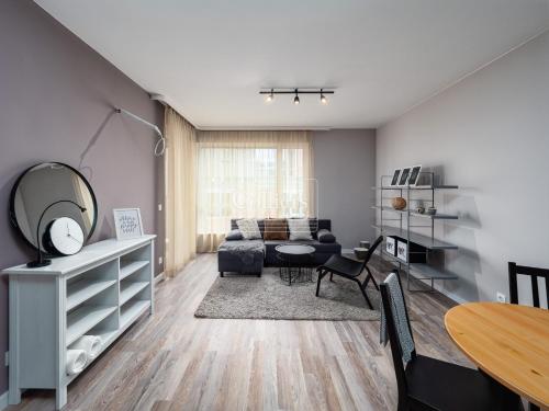 - un salon avec un canapé et une table dans l'établissement Top Apartment, à Suvorovo