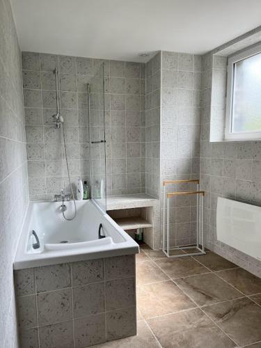 Ein Badezimmer in der Unterkunft La tour cachée