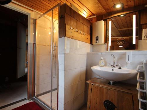 ein Bad mit einem Waschbecken und einer Dusche in der Unterkunft Bungalow Wernsdorf in Wernsdorf