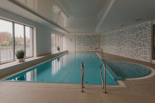 a large swimming pool in a building at TOTU HOME Waterlane Island Apartments in Gdańsk