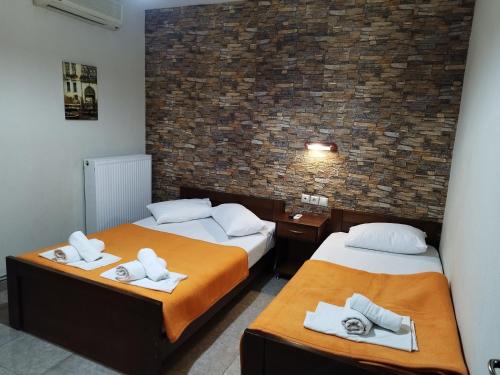 Hotel Villa Pigasos tesisinde bir odada yatak veya yataklar