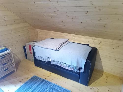 mały pokój z łóżkiem na poddaszu w obiekcie Domek całoroczny w Bielsku Białej