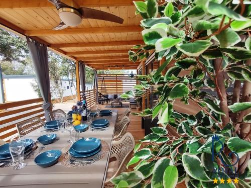 een eetkamer met een tafel met blauwe gerechten. bij Royal R mobile homes, kamp Soline, Biograd in Biograd na Moru
