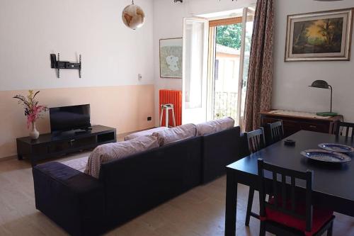uma sala de estar com um sofá e uma mesa em Appartamento La Valle em Passignano sul Trasimeno