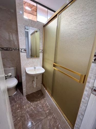 a bathroom with a shower and a toilet and a sink at Apartamento Con Estilo A 4 Min Del Aeropuerto-6 Piso! in Lima