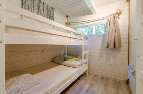 a bunk bed in a tiny house at Letnisko BAJKA in Iława