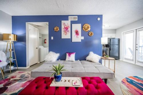 Postel nebo postele na pokoji v ubytování Entire Place Wi-fi Washer Dryer 4kTV Pets Allowed #615