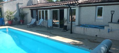 une piscine devant une maison dans l'établissement Studio Fontblachere, à Saint-Lager-Bressac