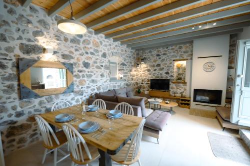 sala de estar con mesa de madera y sillas en Villa Calliope en Kalymnos
