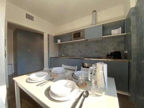 una cocina con una mesa con platos. en Ca' Magna Apartment, en Venecia