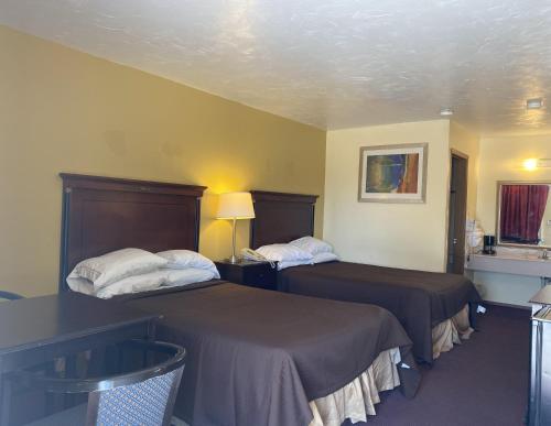 Postel nebo postele na pokoji v ubytování Value Inn