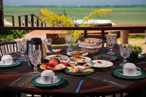 un tavolo con sopra dei piatti di cibo di Árvo Boutique Hotel a Maragogi