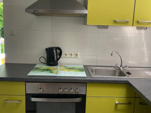 cocina con fregadero y fogones horno superior en Toll Apartment mit privatem Eingang free Parking Slbst Check-in NETFLIX 30 Zone ruhig en Duisburg