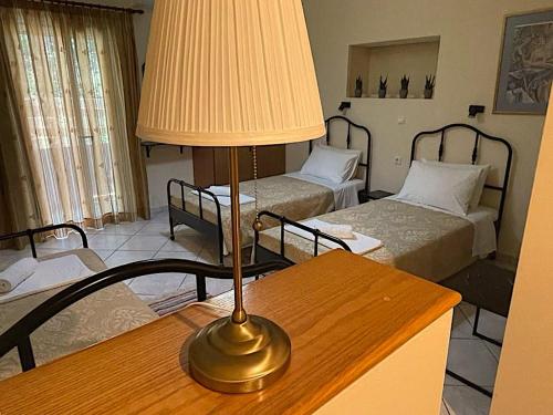 Un pat sau paturi într-o cameră la TO PATRIKO - APARTMENTS FOR RENT