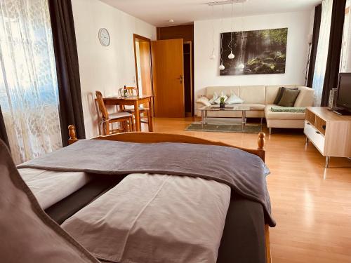 1 dormitorio con 1 cama y sala de estar en woidpanorama ehemals Haus Heike, en Neuschönau