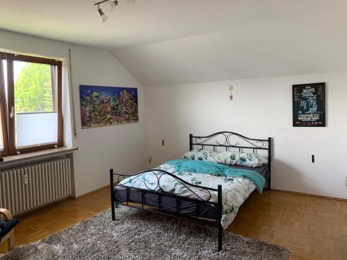 - une chambre avec un lit et une fenêtre dans l'établissement Appartement Biberach, à Biberach an der Riß