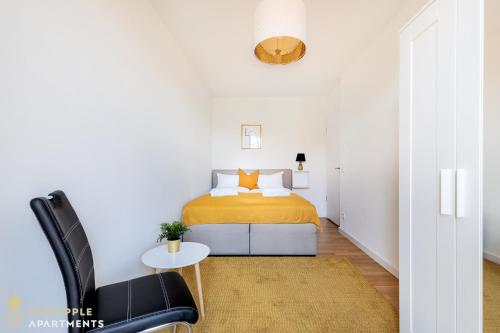 ein Schlafzimmer mit einem Bett, einem Tisch und einem Sofa in der Unterkunft Pineapple Apartments Dresden Altstadt I - 117 qm - 1x free parking in Dresden