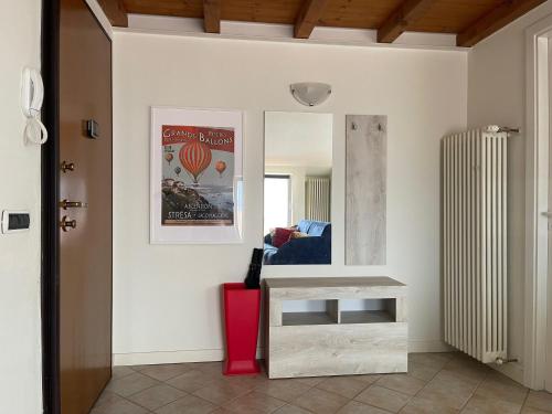 ein Wohnzimmer mit einem Spiegel und einem Tisch in der Unterkunft La Mansarda in Stresa