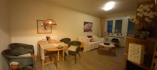 sala de estar con mesa y sillas en Apartment mit Herz en Sondershausen