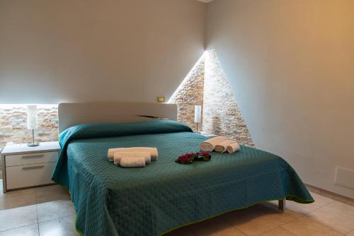 um quarto com uma cama com duas toalhas em B&B al Vico Pepe em Castelmezzano