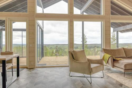 uma sala de estar com um sofá e uma mesa em Luksushuvila Himos Panorama em Jämsä