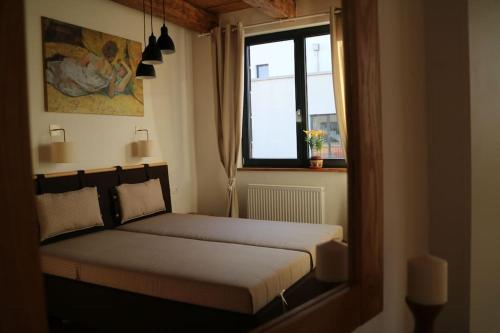 Ce lit se trouve dans un dortoir doté d'une fenêtre. dans l'établissement Beautiful apartment in Old Town Bratislava, à Bratislava