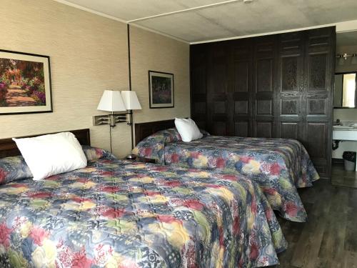 Una cama o camas en una habitación de Tay Inn
