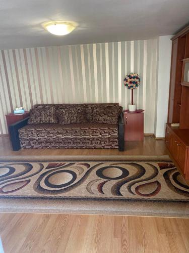 un soggiorno con divano e tappeto di Casa Ionela a Cluj-Napoca