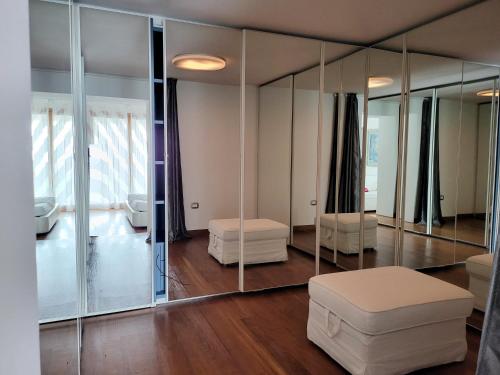 システィアーナにあるPortopiccolo Cuore Dolce by Avolareの大鏡と白いオットマン付きの部屋