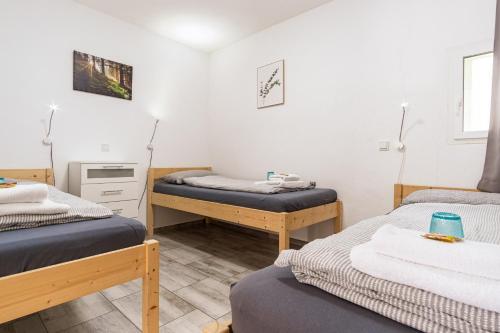 Ένα ή περισσότερα κρεβάτια σε δωμάτιο στο Eifel-Apartments Orsfeld