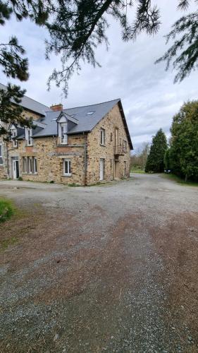 une ancienne maison en pierre avec une allée en gravier dans l'établissement Logement Servon-sur-Vilaine, à Servon-sur-Vilaine