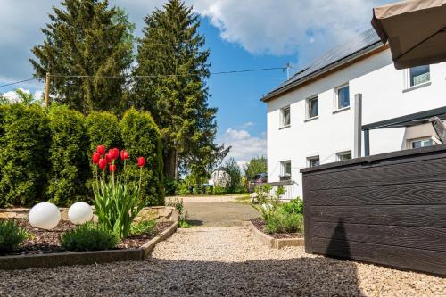 Κήπος έξω από το Eifel-Apartments Orsfeld