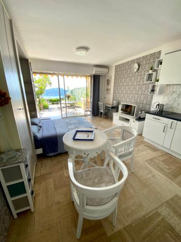 une chambre avec un lit et une table dans une pièce dans l'établissement Studio Bellevue, à Villefranche-sur-Mer