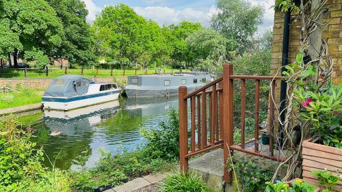 Amazing Location - City of London- 2 Bedroom Stunning Canal View House With Private Garden,Parking & Balcony photo 53