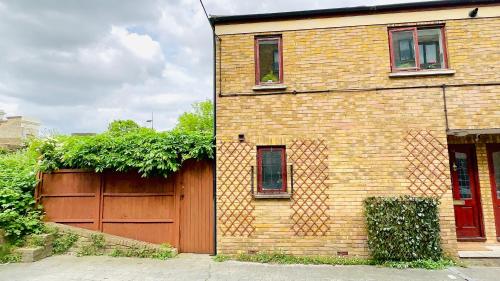 Amazing Location - City of London- 2 Bedroom Stunning Canal View House With Private Garden,Parking & Balcony photo 47
