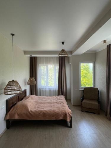 ein Schlafzimmer mit einem Bett, einem Stuhl und einem Fenster in der Unterkunft Zaali's wine cellar in Vani