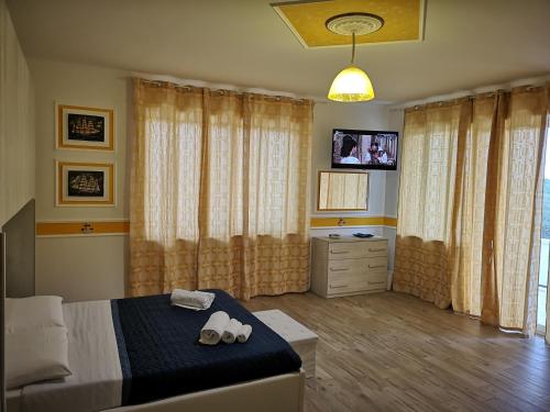 sypialnia z łóżkiem i telewizorem w obiekcie La Casa di Alfonso w mieście Marina di Camerota