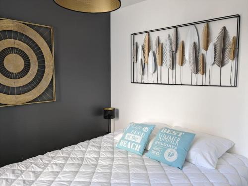 um quarto com uma cama com penas na parede em St Gilles Appartement face mer em Saint-Hilaire-de-Riez