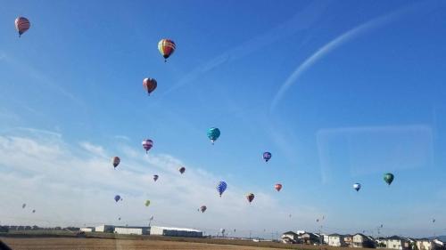 Parę balonów latających po niebie. w obiekcie Ogi - House - Vacation STAY 33925v w mieście Saga