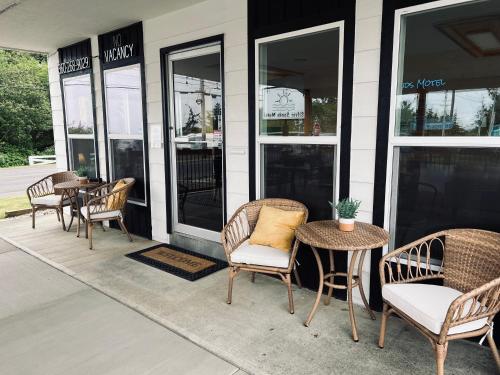 a patio with chairs and tables in front of a store at Silver Sands Motel in Westport