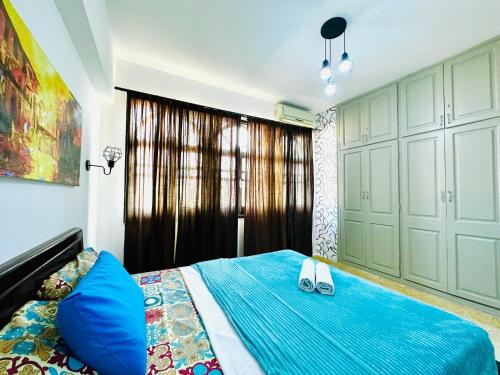 ハルガダにあるTamburine Chalet with Wi Fi Hurghada centerのベッドルーム1室(靴付きのベッド1台付)