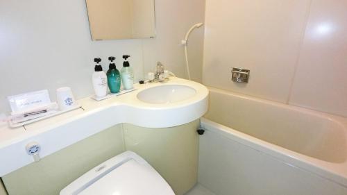 łazienka z umywalką, toaletą i wanną w obiekcie Yurihonjo - Hotel - Vacation STAY 41900v w mieście Yurihonjo