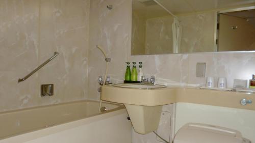 y baño con lavabo, aseo y bañera. en Yurihonjo - Hotel - Vacation STAY 42526v, en Yurihonjo