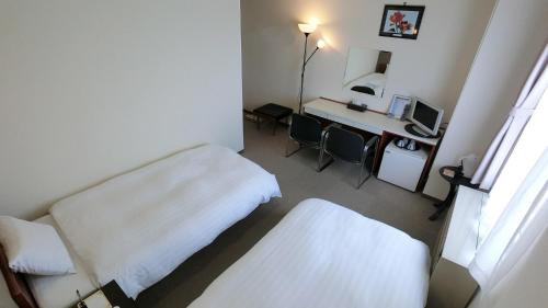 Habitación de hotel con 2 camas y escritorio en Yurihonjo - Hotel - Vacation STAY 42540v, en Yurihonjo