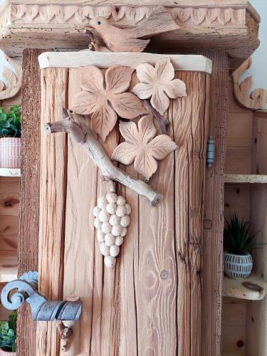 a wooden door with a bunch of flowers on it at Tristner Appart in Schwendau