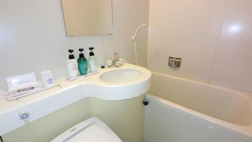 由利本荘市にあるYurihonjo - Hotel - Vacation STAY 42534vのバスルーム(洗面台、トイレ、バスタブ付)