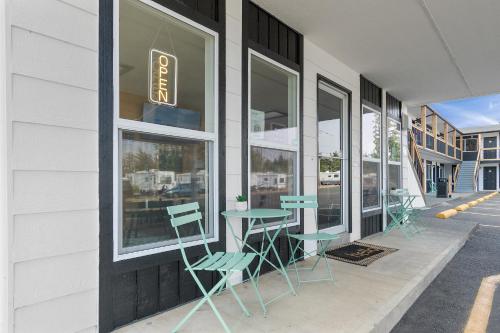 a table and chairs in front of a store window at Silver Sands Motel in Westport
