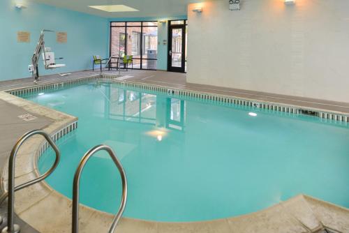 ein großer Pool mit blauem Wasser in einem Gebäude in der Unterkunft SpringHill Suites Irvine John Wayne Airport / Orange County in Irvine